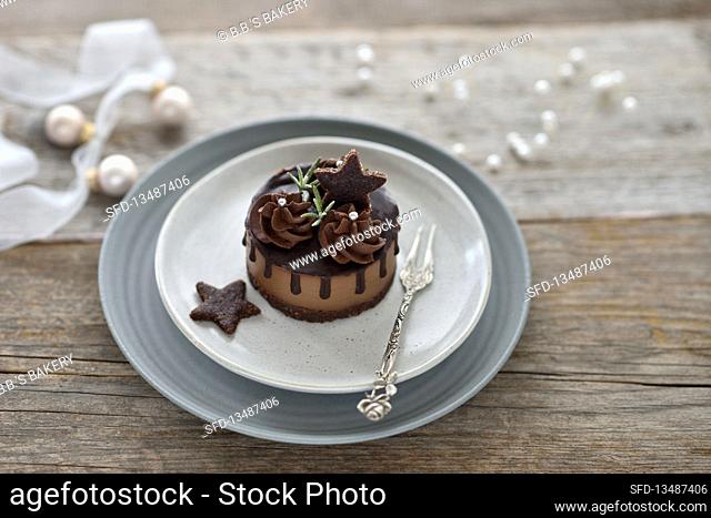 Vegan gingerbread cheesecake tartlets with chocolate