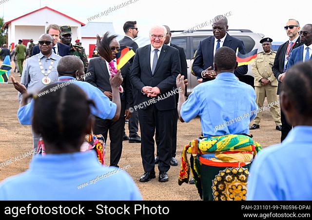 01 November 2023, Tanzania, Songea: German President Frank-Walter Steinmeier is greeted at Songea Airport by Labian Thomas (r), Prime Minister of Ruvuma