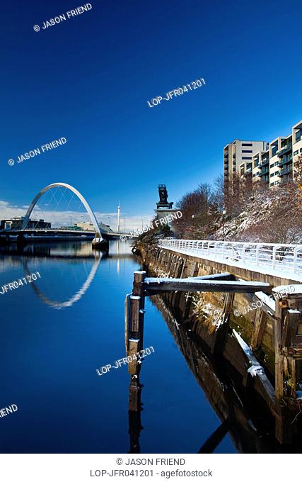 Scotland, City of Glasgow, Glasgow. View along the River Clyde towards Glasgow's Clyde Arc bridge, more commonly known as the Squinty Bridge