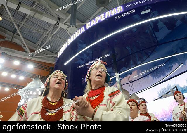 RUSSIA, MOSCOW - 21 DE DICIEMBRE DE 2023: Los miembros del conjunto de cantos folklóricos y danzas de Kantele realizan durante la apertura del Día de la...