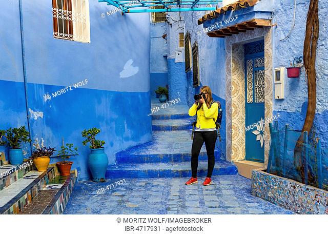 Young woman photographed, Blue house walls, Medina of Chefchaouen, Chaouen, Tangier-Tétouan, Kingdom of Morocco