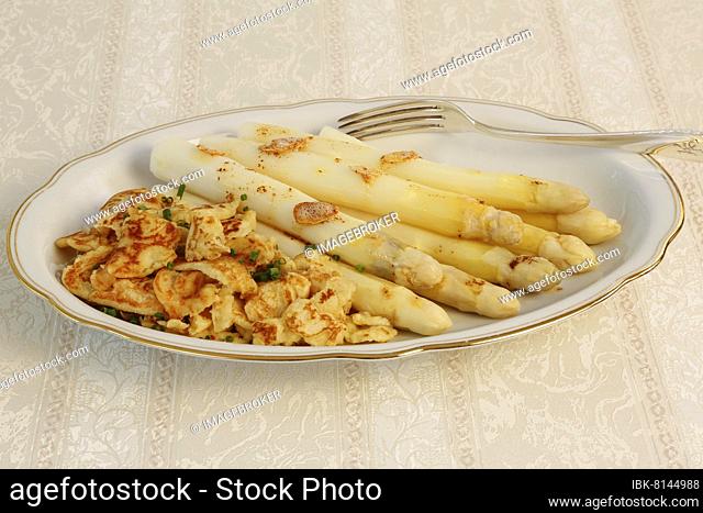 Baden cuisine, asparagus with crate, ""Flädle"", pancakes made of potato dough torn into pieces with white asparagus, vegetables, healthy, hearty, from the pan