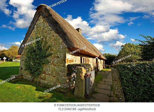 Stage End, Danby, thatched Long House ( 1500's ) , Ryedale Folk Museum, Hutton Le Hole, North Yorks Moors National Park, Yorkshire, England