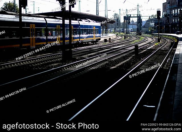 16 September 2022, Bremen: Several tracks run through the main station in the city center. In the background, a Regio S-Bahn of NordWestBahn stands at a...