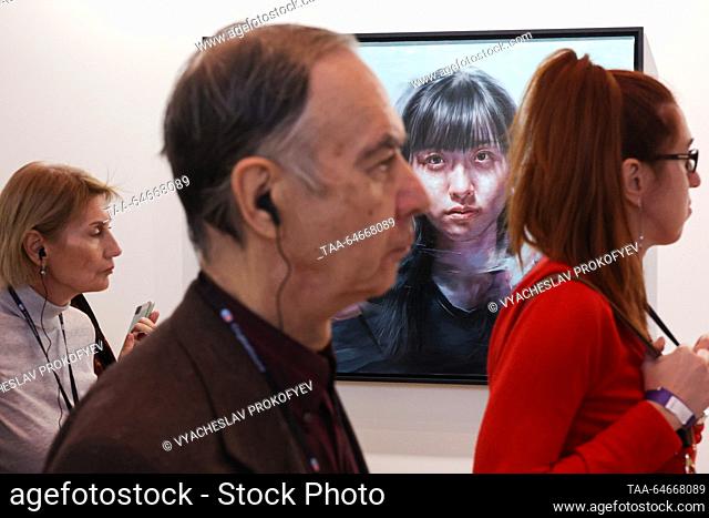 RUSSIA, MOSCOW - 11 de NOVIEMBRE 2023: ""No se puede llevar"" de Will Yu en exhibición en el sexto festival internacional interactivo de arte contemporáneo
