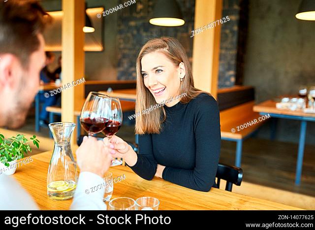 Junges Paar trinkt Wein zusammen beim Rendezvous in einem Restaurant