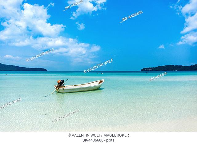 Motorboat on idyllic sandy beach, turquoise sea, Saracen Bay, Koh Rong Samloem island, Krong Preah Sihanouk, Sihanoukville, Cambodia