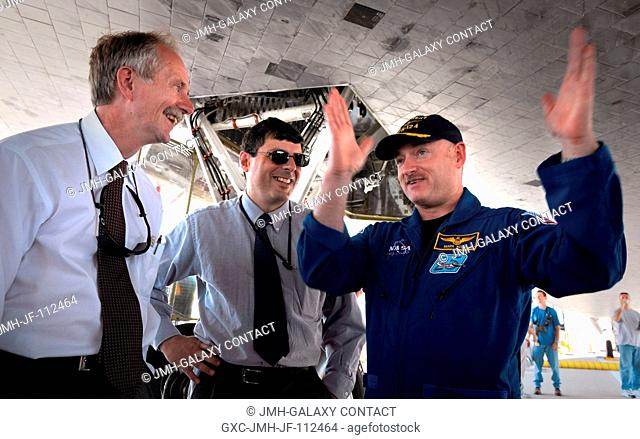 NASA astronaut Mark Kelly (right), STS-124 commander, talks with Bill Gerstenmaier (left), NASA associate administrator for Space Operations