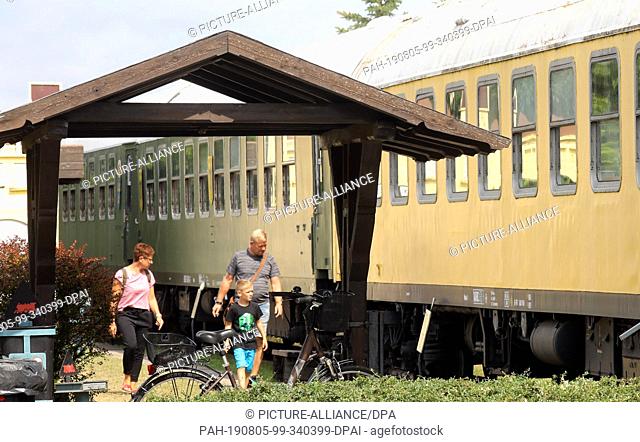 01 August 2019, Mecklenburg-Western Pomerania, Pasewalk: The Pomerania Locomotive Shed Railway Experience Centre has a former saloon car (r)