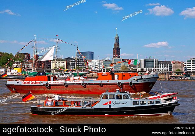 Impressionen der Auslaufparade vom 827. Hamburger Hafengeburtstag 2016; Impressions of the 827th Birthday of the Port of Hamburg 2016, last day, Germany