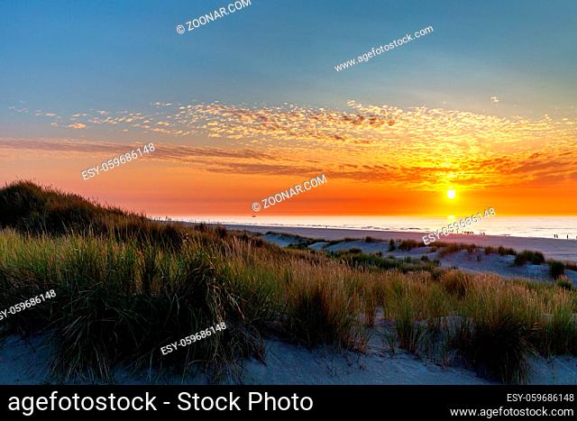 Sonnenuntergang am Strand von Juist, Ostfriesische Inseln, Deutschland. Sunset at the beach on Juist, East Frisian Islands, Germany