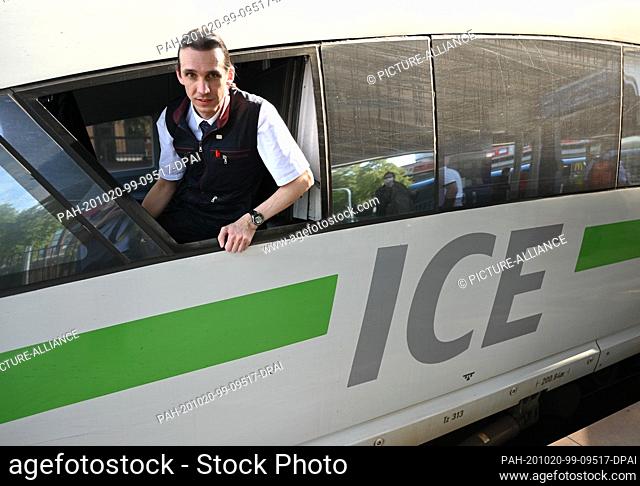16 September 2020, Hessen, Limburg: Locomotive driver Sascha Weise is looking out of the cockpit of an ICE3 at the station Köln Deutz/Messe