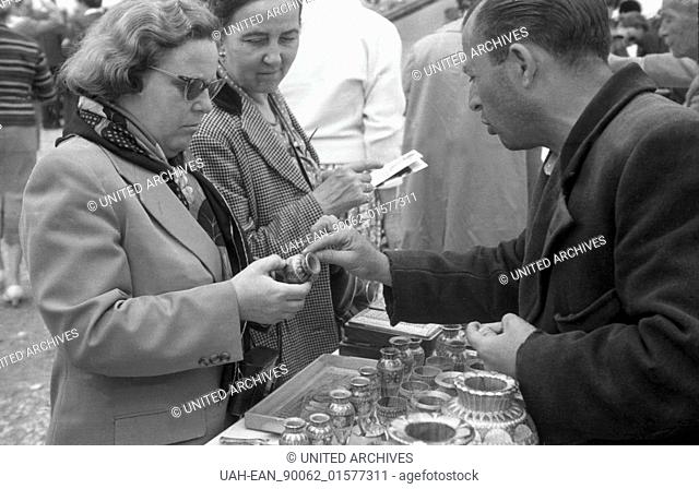 Griechenland, Greece - Zwei Urlauberinnen kaufen beim Souvenierhändler ihre Andenken an Korfu, Griechenland, 1950er Jahre