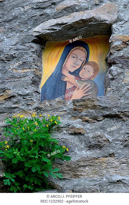 Heiligenbild, Maria mit Kind, Bild an Hauswand, Sonogno, Valle Verzasca, Tessin, Schweiz