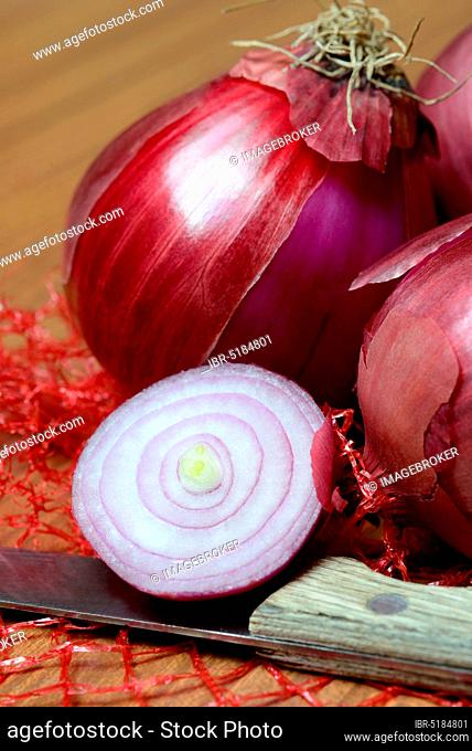 Red Common onions ( Allium cepa) sliced