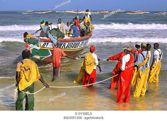 Photo essay. Fishermen of the town of Kayar in pirogue, Senegal