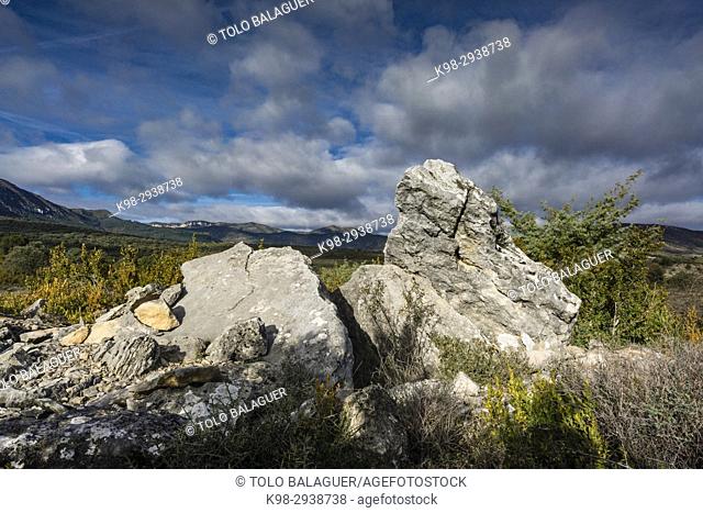 Dolmen de Pueoril - Dolmen de Puyurí-, III milenio antes de Cristo, ruta de los megalitos del alto Aragon, Paúles de Sarsa, Provincia de Huesca