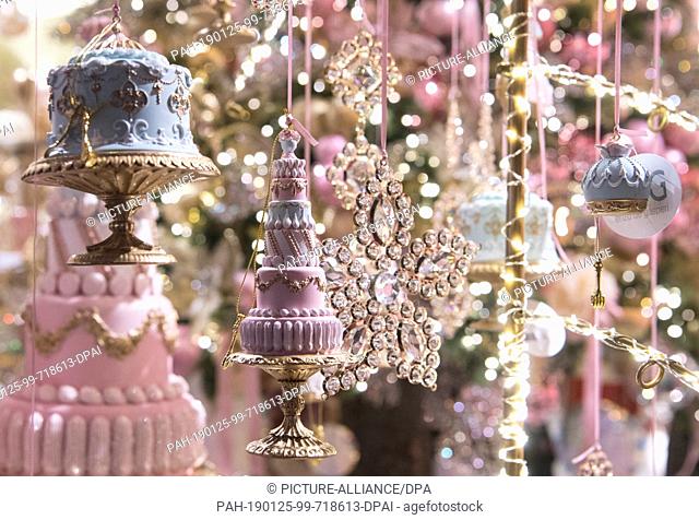 25 January 2019, Hessen, Frankfurt/Main: Pastel cake replicas will be presented at Christmasworld as an alternative to classic tree decorations