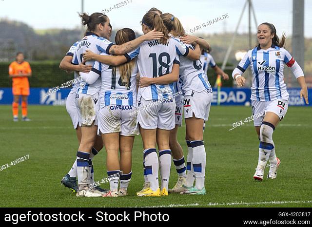 Players of Real Sociedad celebrate after scoring their team's during the Primera Division Femenina match between Real Sociedad and Valencia at Zubieta field