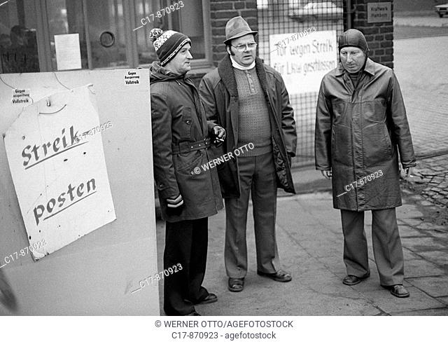 Seventies, black and white photo, economy, steel industry in the Ruhr area, strike on Thyssen in 1978, strike call, strike picketers, three men