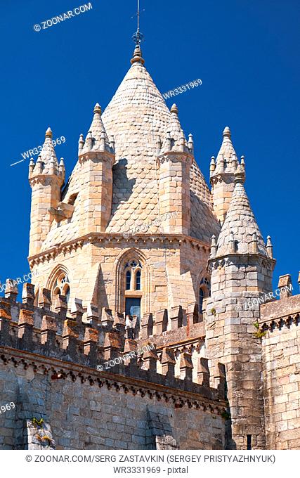 Lantern-tower surrounded by six turrets over the crossing of Cathedral (Se) ? Basilica Cathedral of Our Lady of Assumption. Evora. Portugal