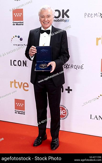 Eduardo Campoy posa con la Medalla de Oro Egeda en la sala de prensa de los Premios José María Forque 2023 en el Palacio Municipal de Congresos de Madrid el 16...