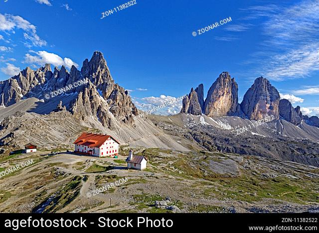 Dreizinnenhütte und Kapelle mit Blick auf den Paternkofel und die Drei Zinnen, Nationalpark Dolomiti di Sesto, Sextener Dolomiten, Hochpustertal, Südtirol