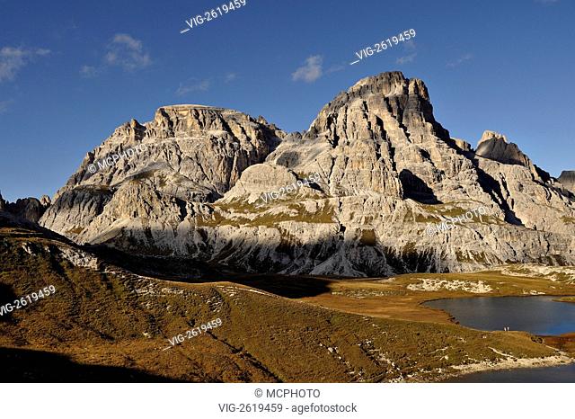 Evening light on the Scarperi mountain range and the Bodensee lake in the Sesto Dolomites region of northern Italy. - Sesto, Dolomites, N