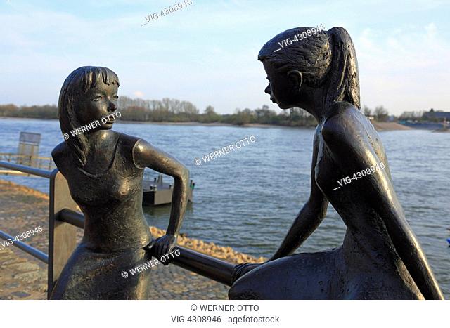 D-Rees, Rhine, Lower Rhine, Rhineland, North Rhine-Westphalia, NRW, Rhine promenade, sculptures group, -Zwiegespraech- by Juergen Ebert, two young girls talking