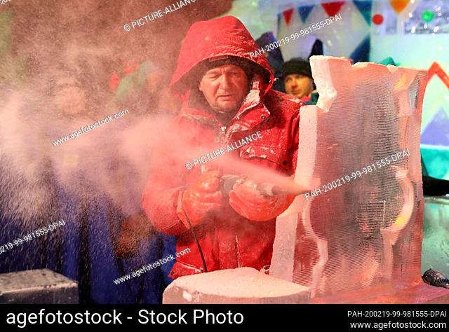 19 February 2020, Mecklenburg-Western Pomerania, Rövershagen: The Russian ice carving world champion Sergey Tselebrovskiy shows his skills at a demonstration in...