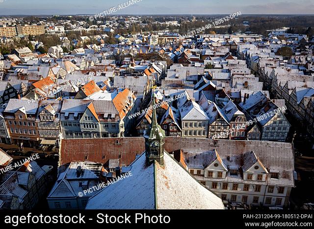 30 November 2023, Lower Saxony, Celle: Snow covers the roofs of Celle. Photo: Moritz Frankenberg/dpa. - Celle/Lower Saxony/Germany