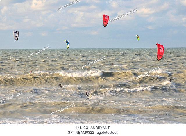 KITESURFEURS IN THE WAVES, CAYEUX-SUR-MER, BAY OF SOMME, SOMME 80, FRANCE