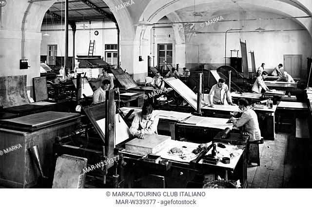 firenze, uomini a lavoro nel laboratorio di stampa dell'istituto geografico militare, 1900-10 // Florence, men at work in the printing laboratory of the...