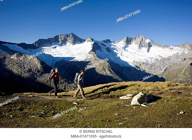 Hikers on the way to the Zsigmondyspitze, Zillertal Alps, Tyrol, Austria