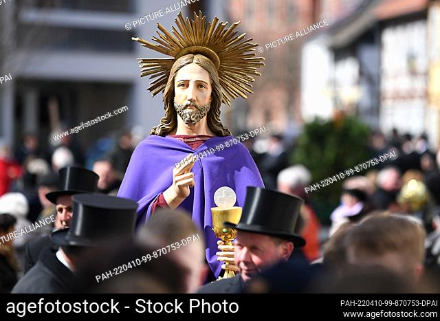 10 April 2022, Thuringia, Heiligenstadt: Worshippers carry a larger-than-life ""Last Supper"" representation symbolizing the suffering and death of Jesus Christ...