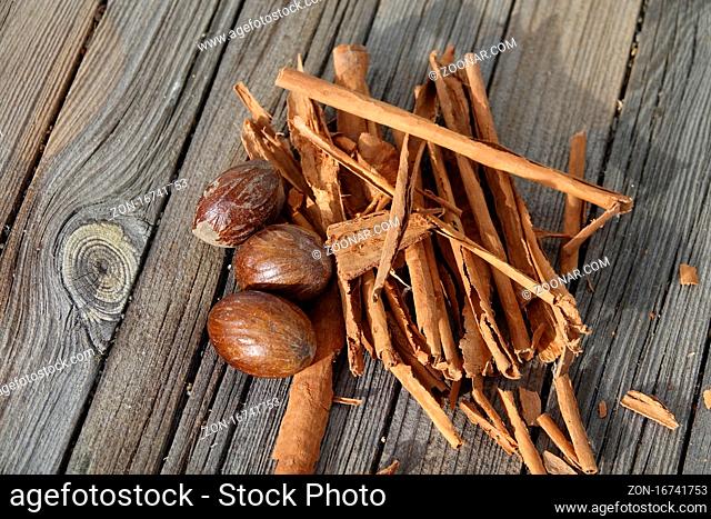 Myristica fragrans, Muskatnuss, nutmeg und Cinnamomum verum, Zimt, cinnamon