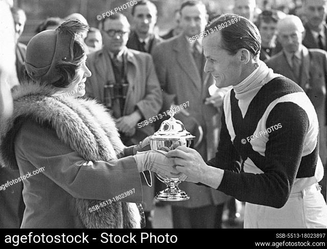 Queen Mother at Sandown Park -- H.M. Queen Elisabeth the Queen Mother presenting the Grand Military Gold Cup to Lt. Col. C.H