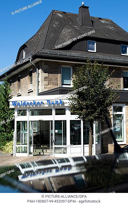 07.08.2018, Hessen, Diemelstadt-Adorf: Exterior view of Waldecker Bank. A bank robbery was the fate of an alleged serial bank robber