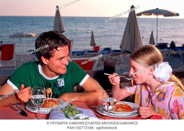 Sänger Alexander Klaws bei ""Happy Holiday"" in Apulien, Italien 2004. Singer Alexander Klaws with female fan in ""Happy Holiday"" in Apulia, Italy 2004