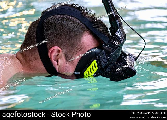 24 March 2023, Saxony-Anhalt, Halle (Saale): Former swimmer and world champion Paul Biedermann tests virtual snorkeling with VR goggles at the Maya mare...