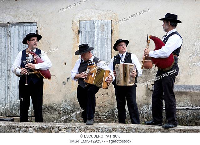 France, Dordogne, Cales, traditional festival, musicians Les Cardilloux du Bugue