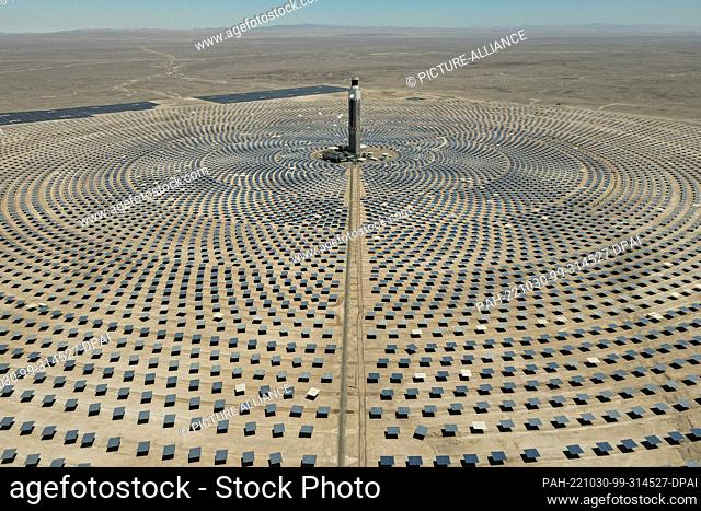 29 October 2022, Chile, Maria Elena: The Cerro Dominador solar thermal power plant in María Elena in the Atacama Desert, one of the driest places on earth with...