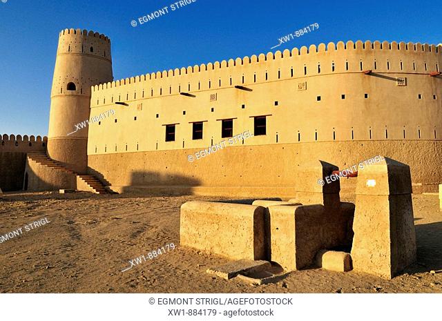 historic adobe fortification, Jaalan Bani Bu Hasan Fort or Castle, Sharqiya Region, Sultanate of Oman, Arabia, Middle East