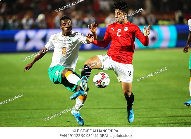 22 November 2019, Egypt, Cairo: Egypt's Amar Hamdy (R) and Cote d'Ivoire's Hamed Junior Traore battle for the ball during the Africa U-23 Cup of Nations final...