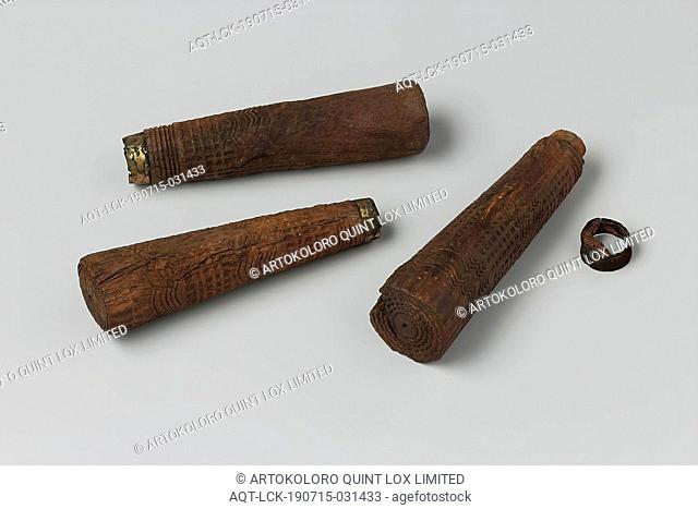 Knifehills and copper ring from the wreck of the East Indies ship Hollandia, Knife, handle, cylindrical: tapering, flat upper end