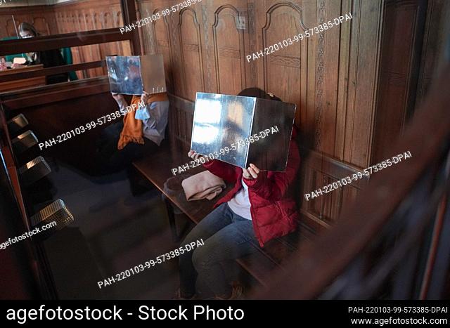 03 January 2022, Berlin: Shortly before the start of the trial, Huong Gasparowska (l) and Thi Truong sit in the dock of room 701 of the Moabit Criminal Court