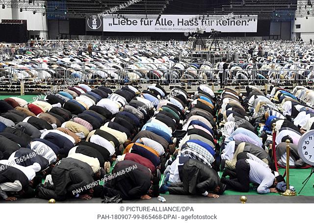 dpatop - 07 September 2018, Germany, Rheinstetten: Members of the movement Ahmadiyya Muslim Jamaat (AMJ) take part in the Friday prayer at Messe Karlsruhe