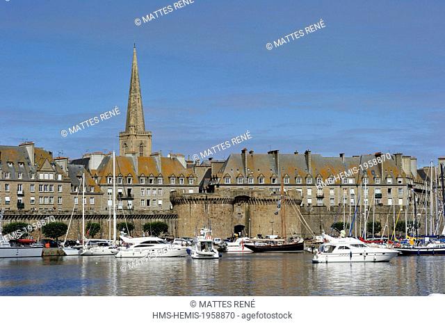 France, Ille et Vilaine, Cote d'Emeraude (Emerald Coast), Saint Malo, the walled city with the Grande Porte, Saint Vincent Cathedral and the marina