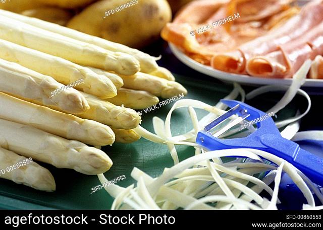 Peeled white asparagus with vegetable peeler