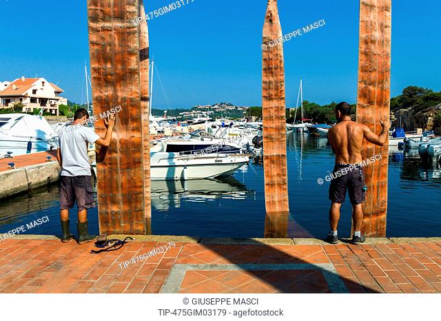 Italy, Sardinia, Marinella gulf, workers in the marina